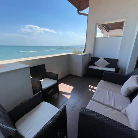 White Coast 8 Meters To The Sea Appartement *